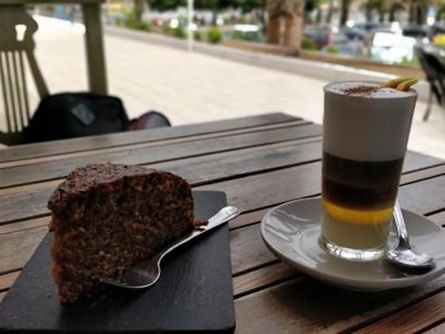 Barraquito canario en capas junto a una porción de bizcocho casero